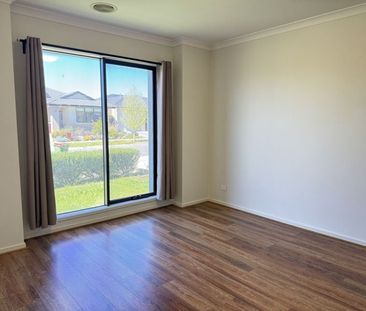 Spacious Family Living in a Convenient Cranbourne West Location - Photo 4