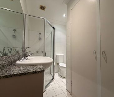 One bedroom apartment – New Paint, New Carpet & A/C - Photo 6