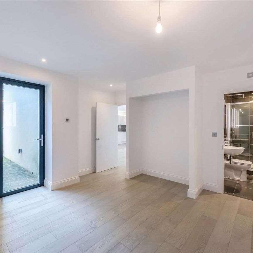 Situated on a leafy quiet road in Castlebar Park boasting an open plan reception, modern kitchen , one en suite, as well as allocated parking and private outside space. - Photo 1