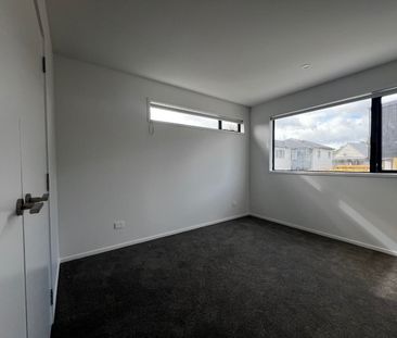 Near new 3 bedroom 2.5 bathroom on Divich - Photo 1