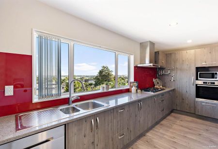 Modern 3BR Pakuranga Retreat w/ Garden - Photo 3