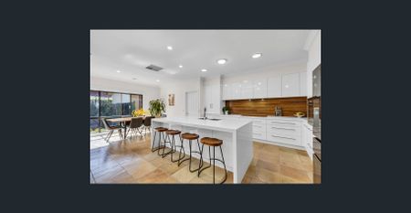 BEAUTIFUL FAMILY ENTERTAINER – Pool & Garden Maintenance included. - Photo 5