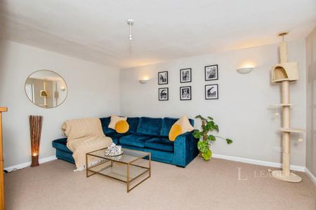 4 bedroom detached house to rent - Photo 3
