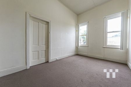 Low Maintenance Flat In Great Location! - Photo 3
