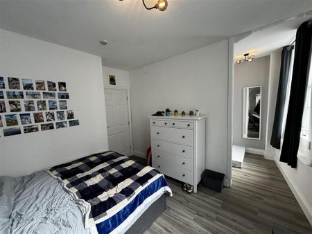 4 bedroom apartment to rent - Photo 4