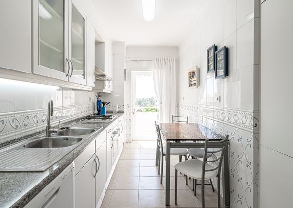 4 BEDROOM FLAT IN SOBREDA - CHARNECA CAPARICA, FULLY FURNISHED AND READY TO MOVE IN