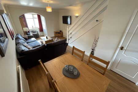 Styles Close - Photo 2