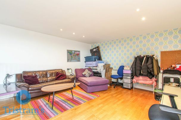 2 bed Flat for Rent - Photo 1