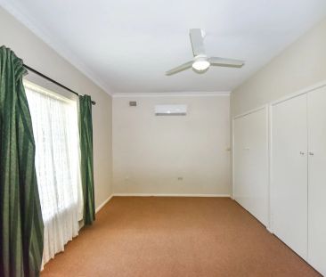 Cottage with Established Gardens & Ideal Location - Photo 3