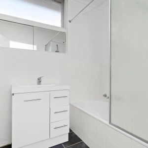 Charming One-Bedroom Apartment in the Heart of Richmond Hill! - Photo 2