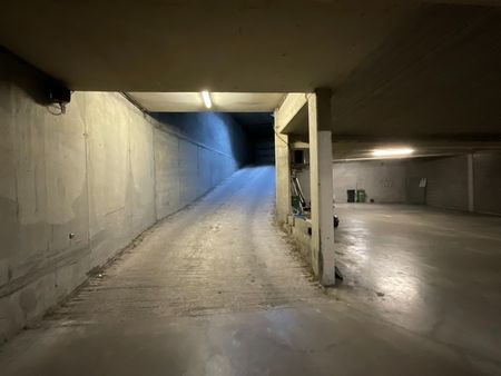 Centraal gelegen appartement met 2 slaapkamers en ondergrondse staanplaats - Photo 2