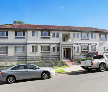 Restored Apartment With Private Courtyard & Additional Office / Studio - Photo 4