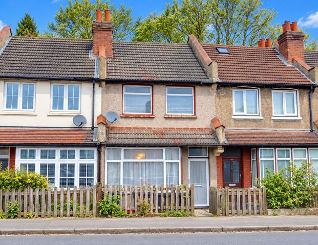 Chipstead Valley Road, Coulsdon CR5, London - Photo 1