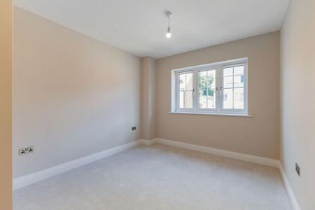 4 bedroom semi-detached house to rent - Photo 3