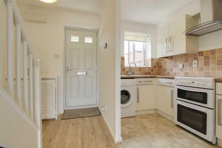 2 bedroom semi-detached house to rent - Photo 5