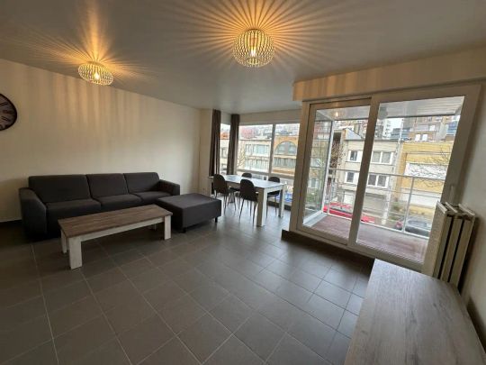 Modern gemeubeld appartement met één slaapkamer en terras in een residentiële wijk. - Photo 1