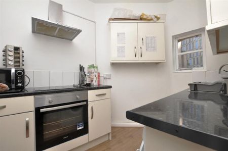 3 bedroom flat to rent - Photo 4
