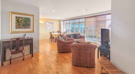 Spacious 3 bedroom 2 Bathroom apartment with amazing views and carpark . - Photo 2