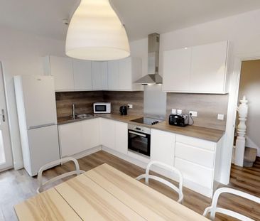 Sociable Home Steps from Tesco & IKEA - Photo 3