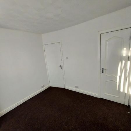 4 bedroom semi-detached house to rent - Photo 3