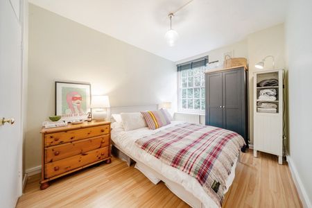 Vicarage Crescent, London, SW11 - Photo 4