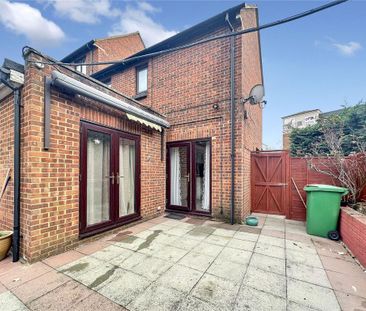 4 bedroom end of terrace house to rent - Photo 2