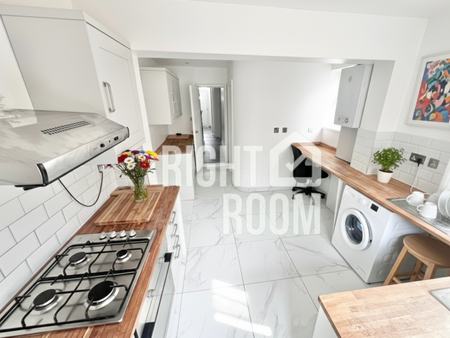 Room 1, Grosvenor Road, Forest Gate, London E7 - Photo 2