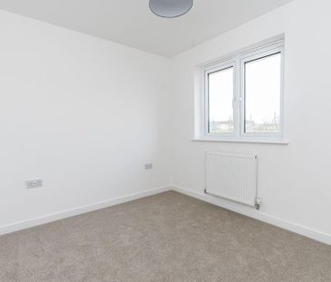 3 bedroom end of terrace house to rent - Photo 2