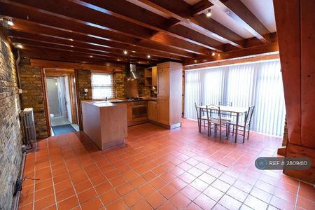 1 bedroom semi-detached house to rent - Photo 2