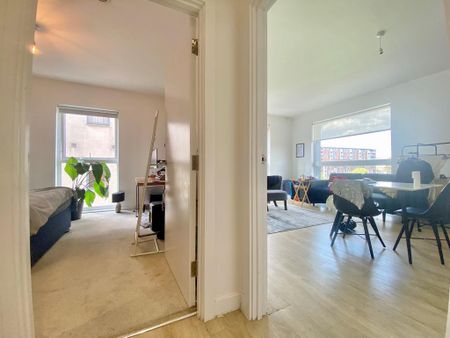 2 bedroom flat to rent - Photo 2