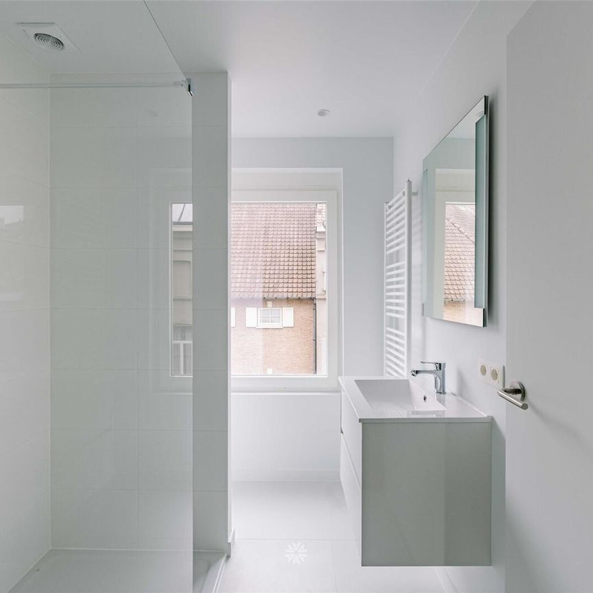 Gerenoveerd appartement met trendy-look op een toplocatie - Photo 1