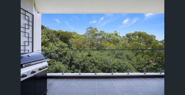 Expansive entertainer's balcony with district outlook - Photo 1