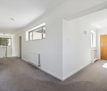 Alleyns Lane, Maidenhead, SL6 - Photo 2