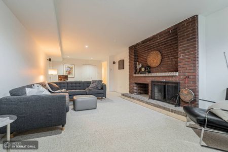 Beautiful furnished house for rent in Ville Mont-Royal - high ceilings, and skylights. - Photo 5