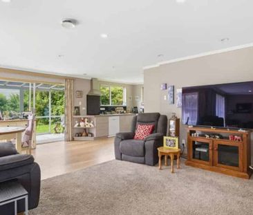 Private Family Retreat with Harbour Views in Sought-After Maia - Photo 3