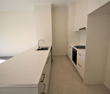 MODERN 3 BEDROOM TOWNHOUSE WITH DOUBLE GARAGE - Photo 5