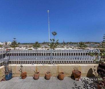 Neat apartment with ocean views - Photo 3