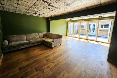 3 bedroom end of terrace house to rent - Photo 2