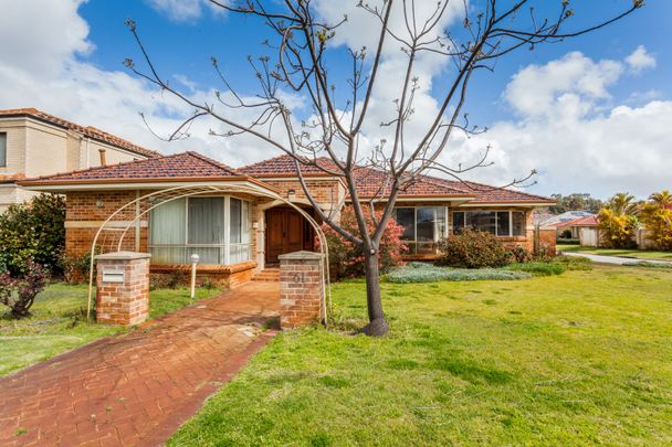 61 Sandringham Promenade, Canning Vale WA 6155 - House For Rent | Domain - Photo 1