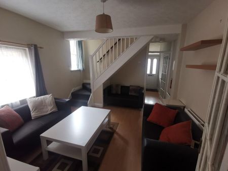 4 bedroom end of terrace house to rent - Photo 2