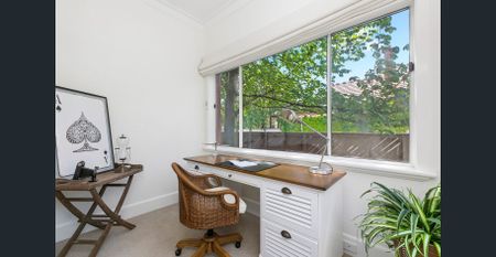 Elegant Ground Floor Art Deco | Furnished, Bills Included | 1–3 Month Stays - Photo 3