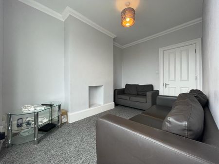 4 bedroom semi-detached house to rent - Photo 3