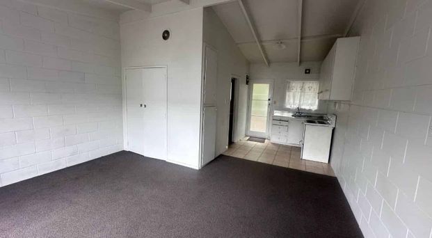 Bedsit Flat - Handy Position - Photo 1