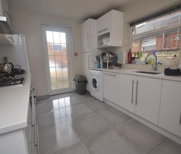 1 bedroom Flat To Let - Photo 2