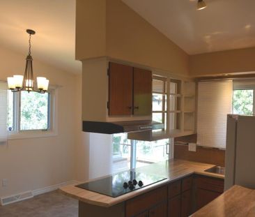 4-bed 2-bath house for rent in V sector of Brossard - Photo 1