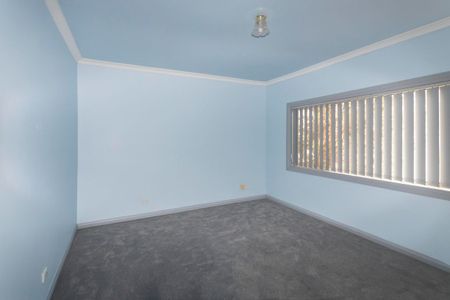 Perfectly located 3 bedrooms home close to all amenities. Features the following.. - Photo 3