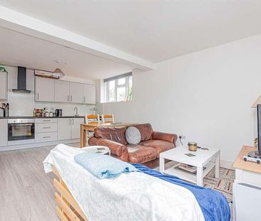 Broad Street Walk, Wokingham, RG40 - Photo 3