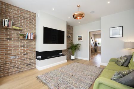 A newly refurbished and gated five bedroom family home in Barnes with an additional separate studio. - Photo 5