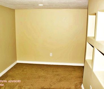 COZY 3 BED, 2.5 BATH, TOWNHOUSE WITH FINISHED BSMT & OUTDOOR PARKIN... - Photo 3