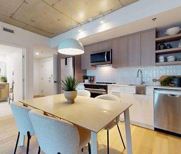245 Robert-Bourassa Blvd, Montréal, QC - Photo 6